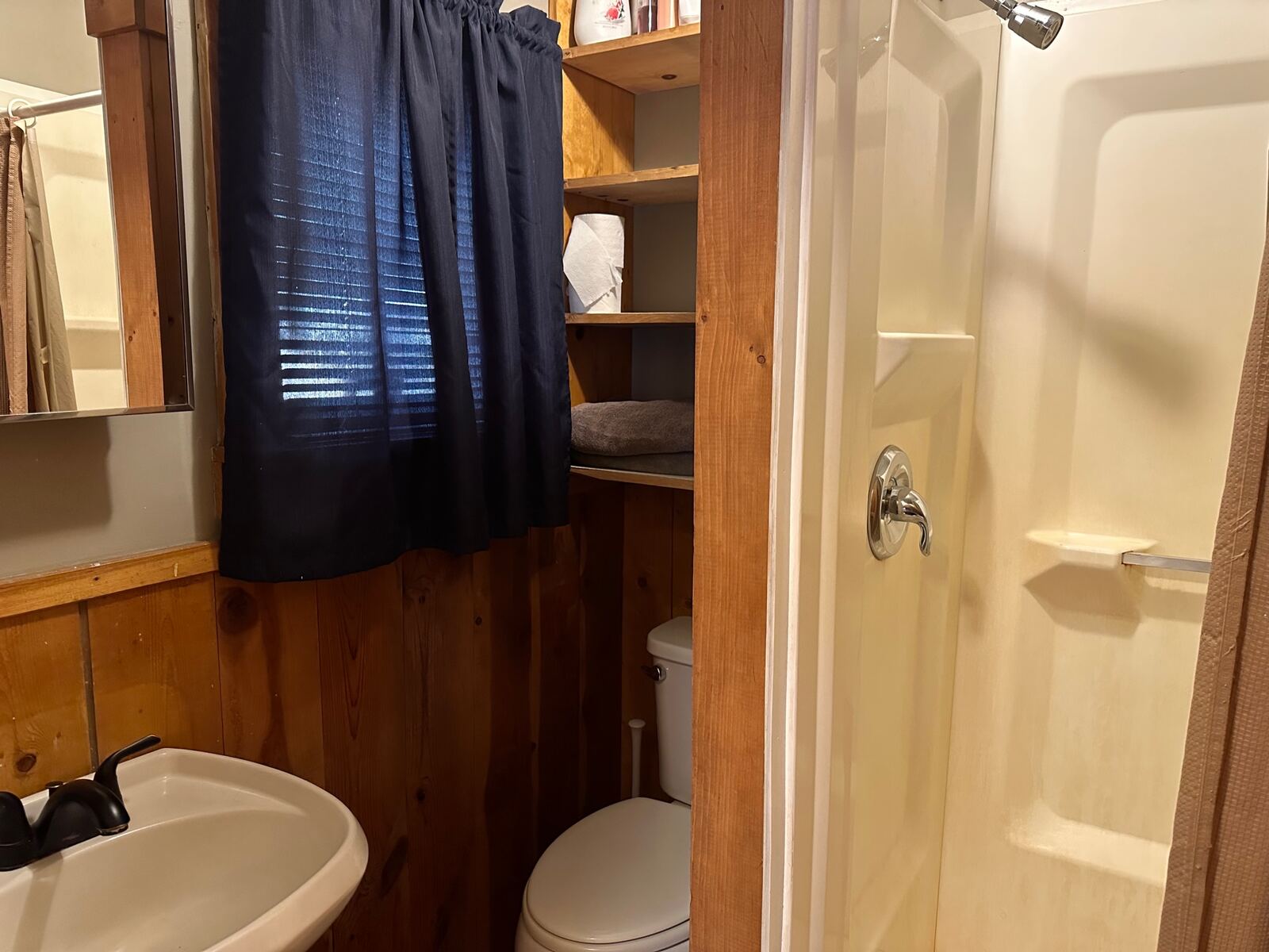 Cowboy Cabin bathroom