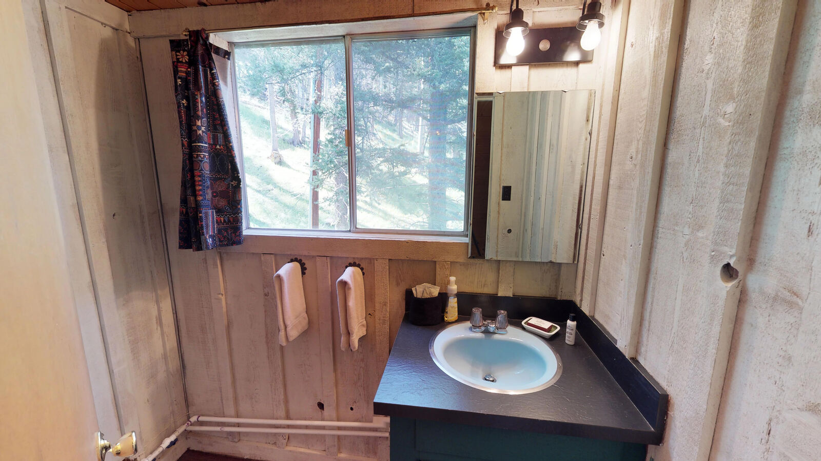 Elk Run loft bathroom