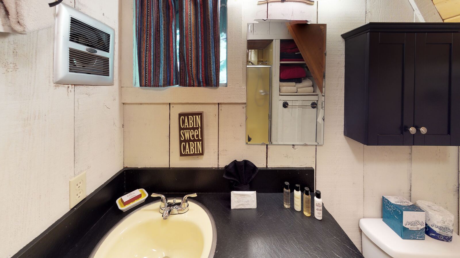 Elk Run main floor bathroom