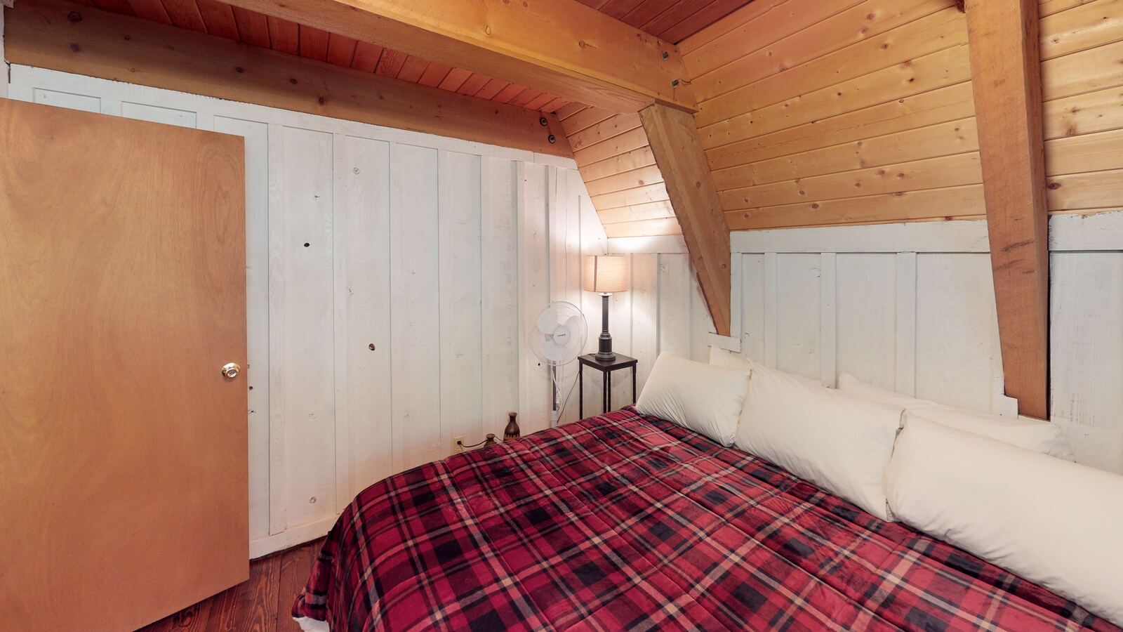Elk Run main floor bedroom