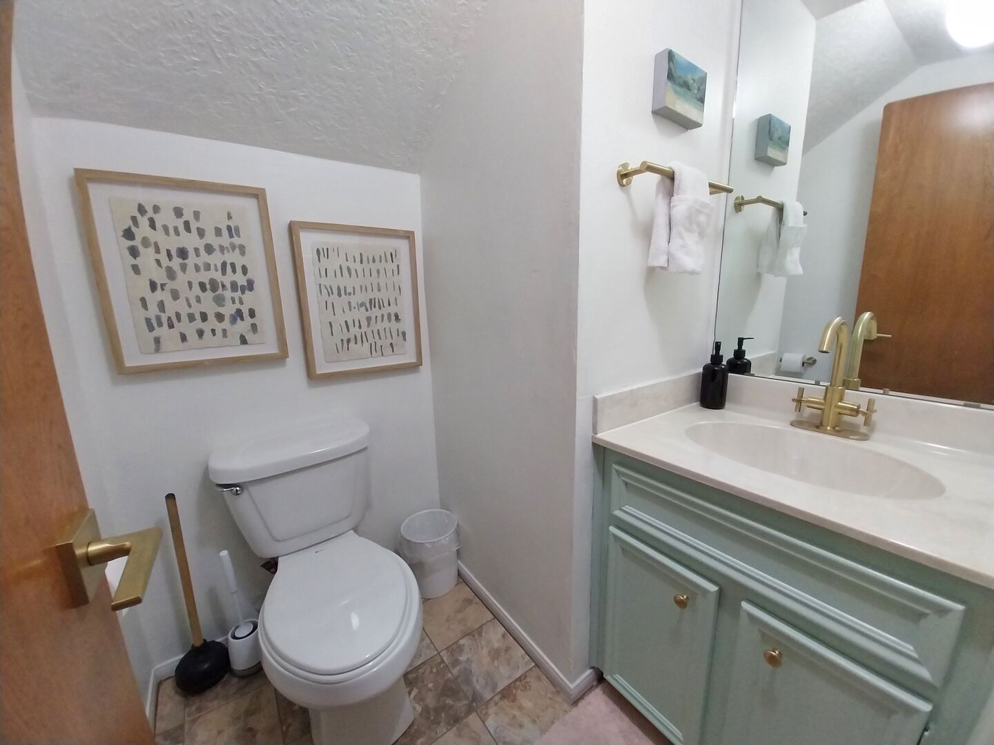 Skye Retreat half bathroom