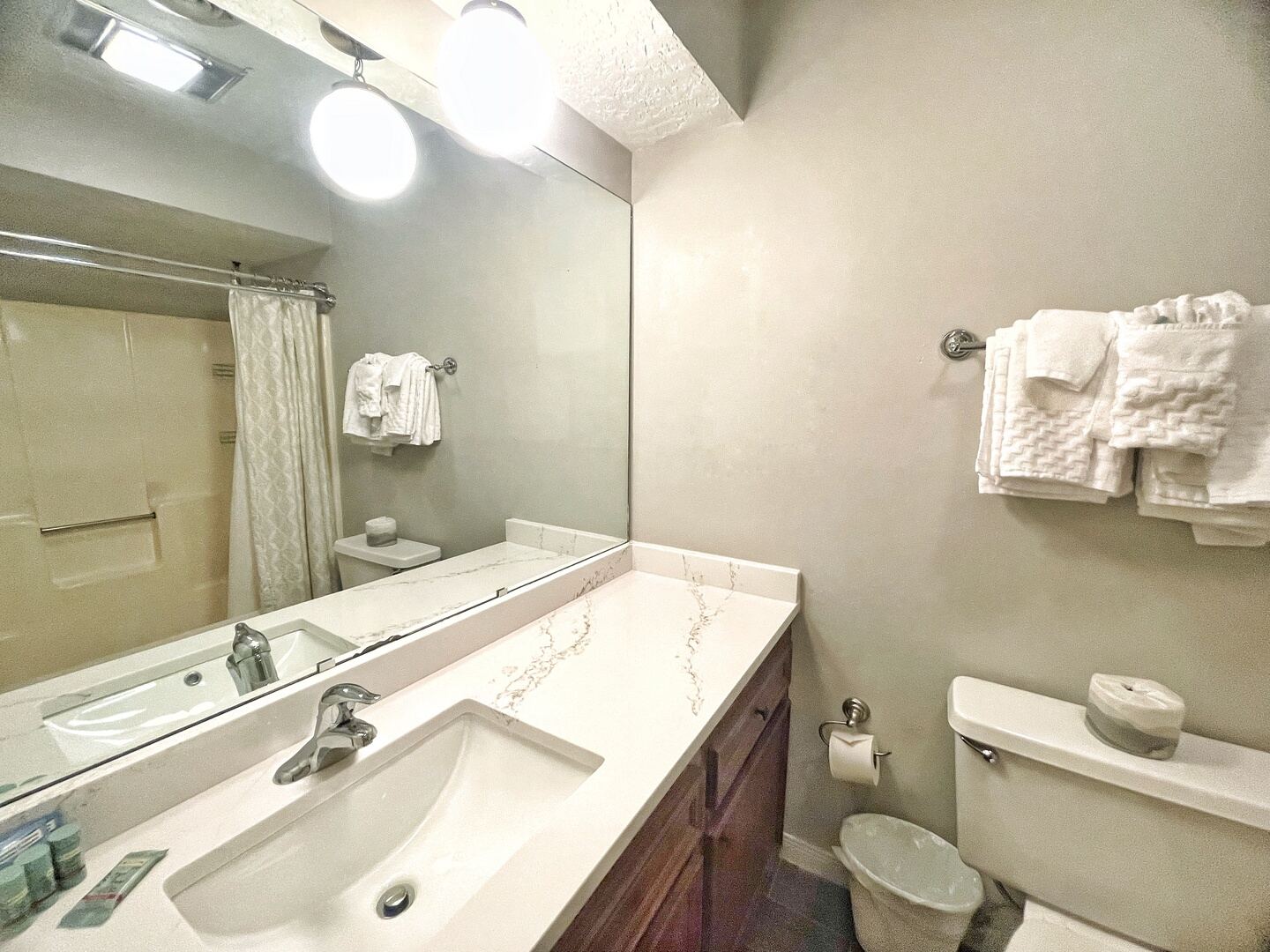 Valley Condo 121 bedroom two ensuite bath